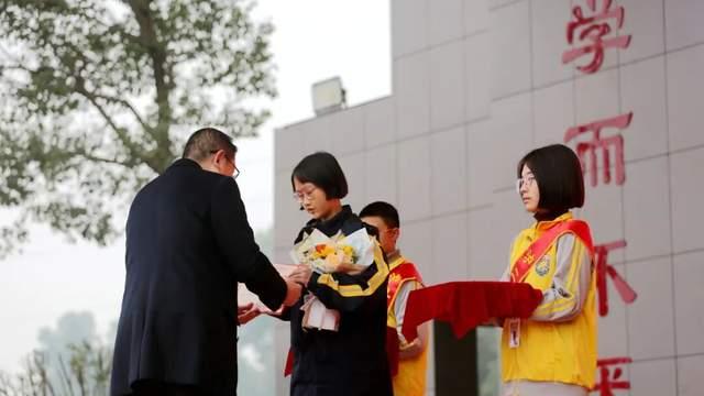 岁末重磅丨泸二外2025年度“感动二外十大人物”颁奖盛典