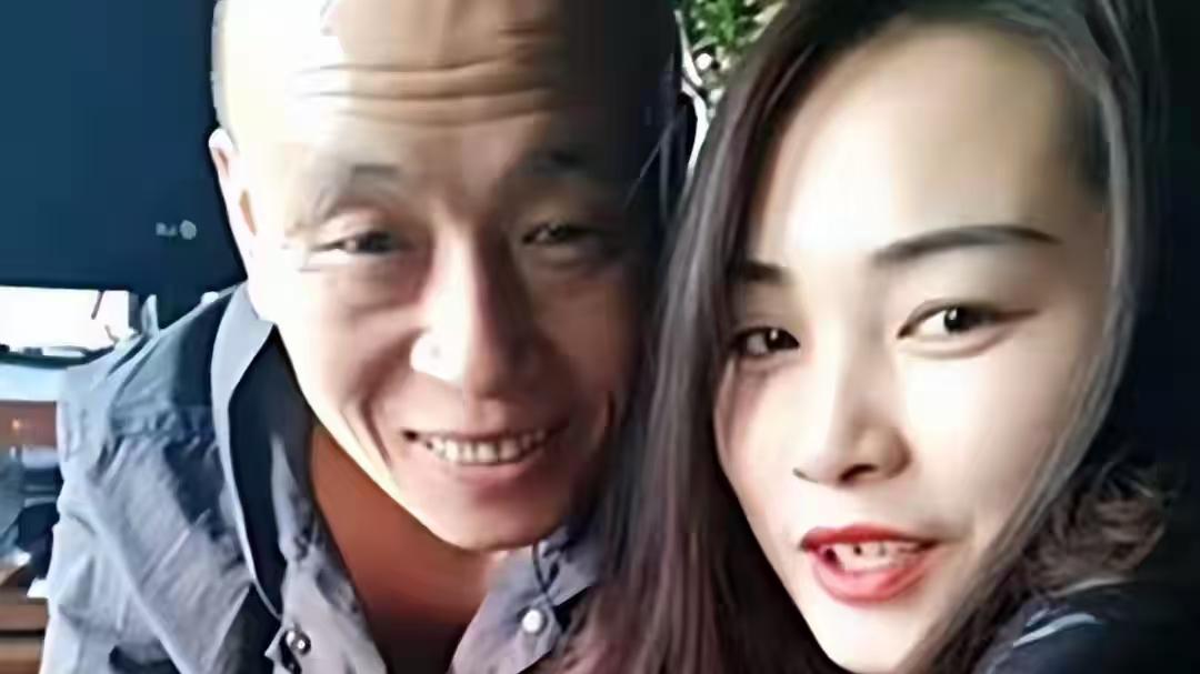 精明商人逼亲儿子辍学打工，却将继子培养成研究生，晚年报应来了