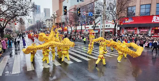 “沸腾了！天水秦州23支社火队万人巡游闹新春！