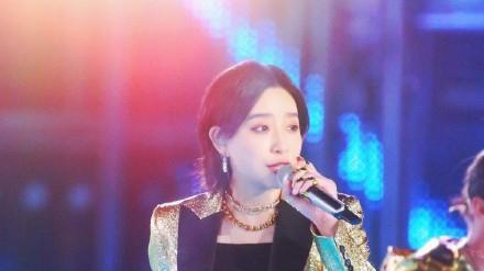 从“最废快女”到舞台女王：李斯丹妮用15年证明，被质疑的人也可以活成光