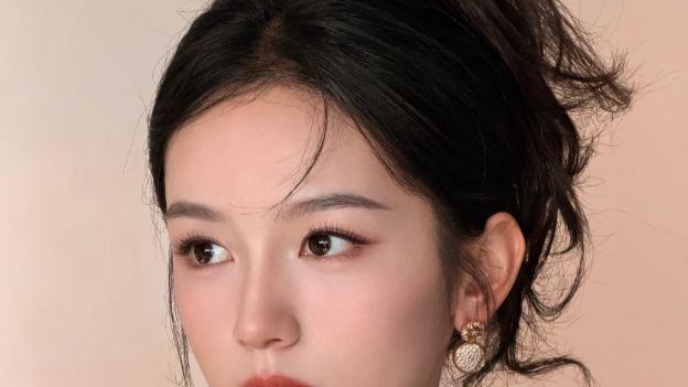 贵气感≠华丽感！千金妆的精髓，是这份 “克制的精致”