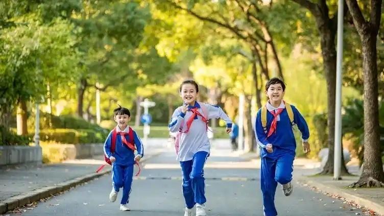 应对新生人数下降，合并中小学成为新趋势