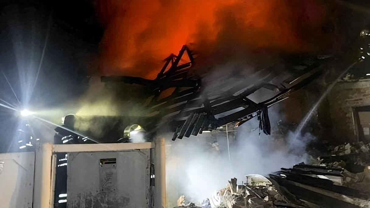 凌晨突袭！乌导弹炸穿俄防空，伏尔加格勒军火库火光冲天