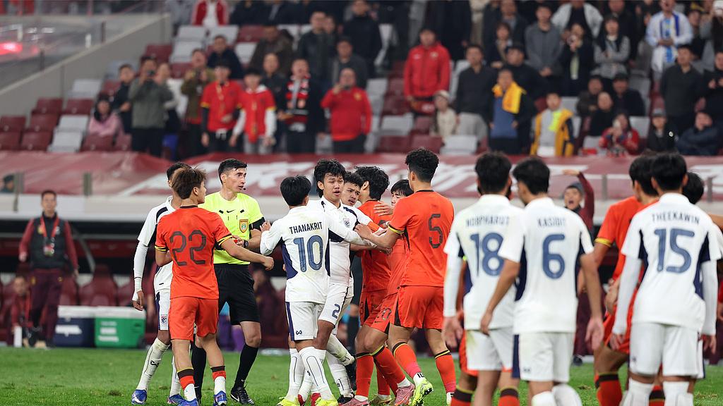 国足2-2泰国，玄智健为什么拿红牌？球迷：这不是血性，是蠢！