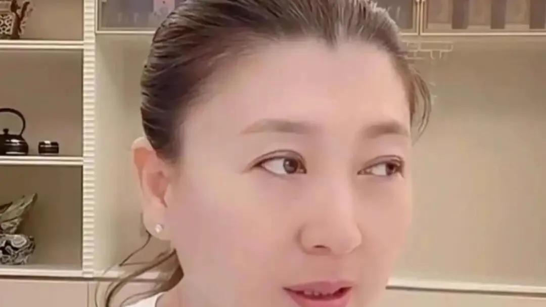 一部戏挣几十万不够养家？闫学晶“哭穷”为何让全网愤怒？