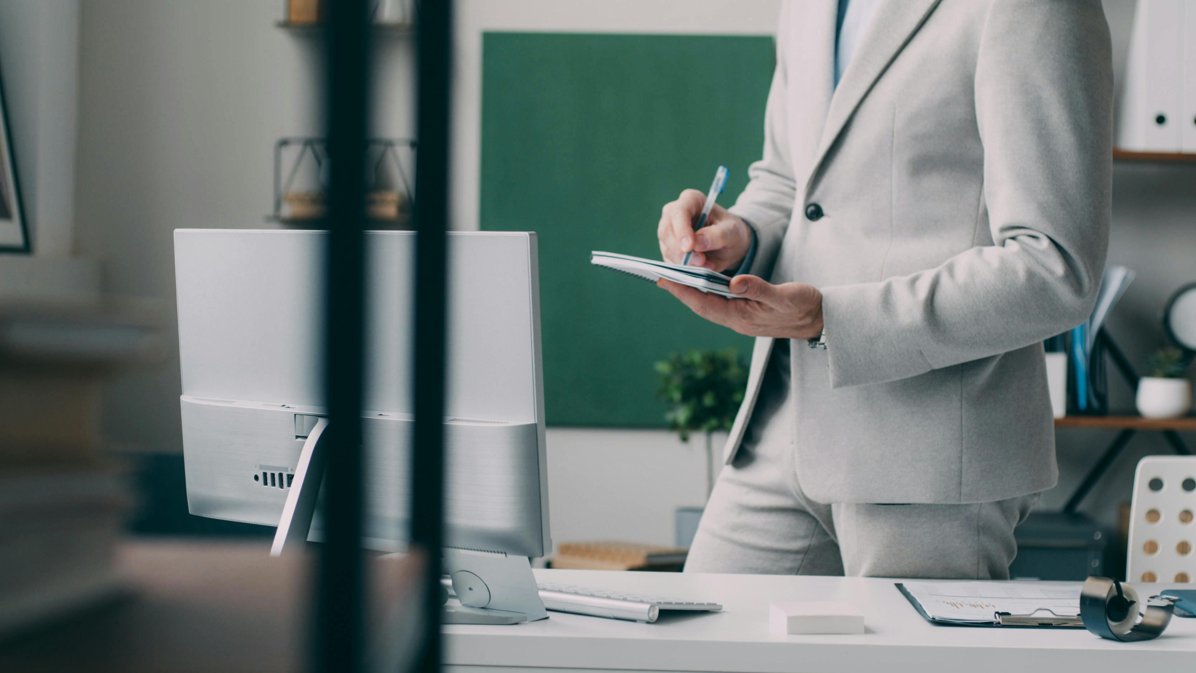 跨越时区与文化：留学生在跨国 Remote 团队中的异步沟通与高阶写作指南