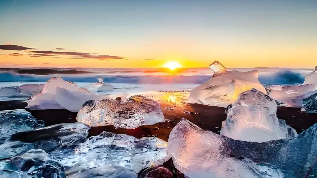 七律·冰魄凝寒光