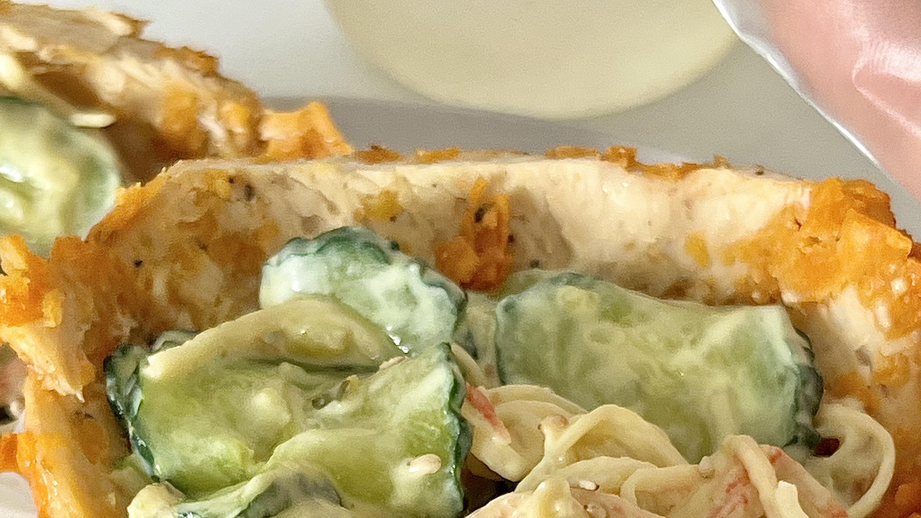 低卡清爽冰岛黄瓜鸡肉碗：脆皮鸡肉碗里塞满青瓜沙拉，一口清爽无负担