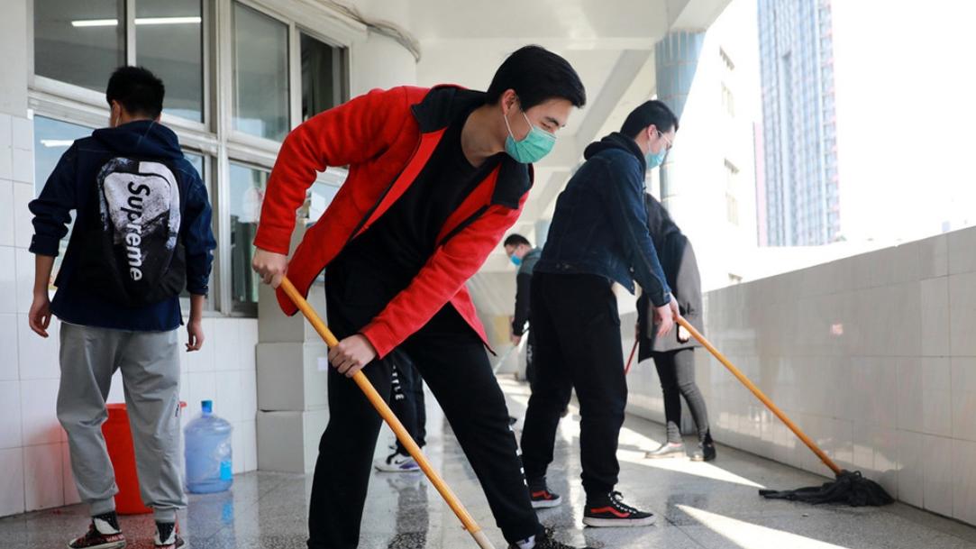 教室保洁外包，家长还要代劳？劳动教育岂能“舍近求远”！