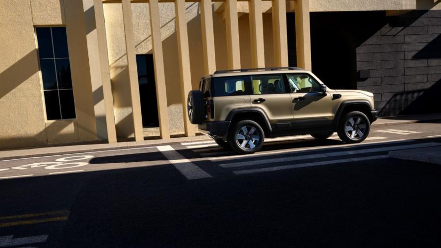 硬派越野，也能当“奶爸车”？BJ40增程元境智行版有点意思