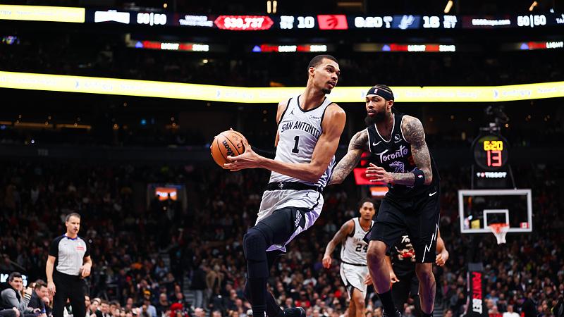 落后15分大逆转！马刺豪取10连胜，文班亚马正负值+19却只得12分