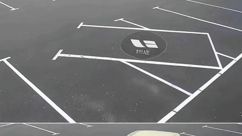 理想一上新就遭乱停车围攻！小米高管：别黑了！网友：难兄难弟