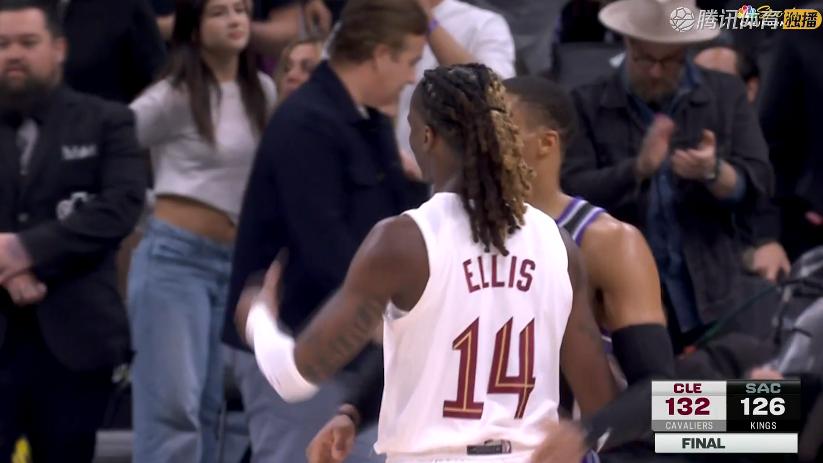 骑士险胜！米切尔35+4，哈登23+2+8，赛后哈登走过去，抱住威少