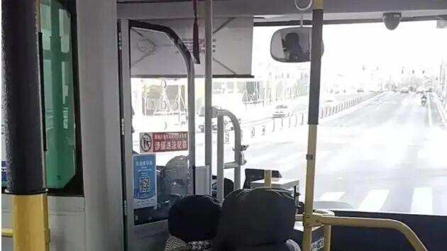 长春公交因为一乘客冒用老年卡引发争执