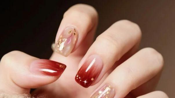 把年味藏进细节里：低调又显白的新年美甲思路