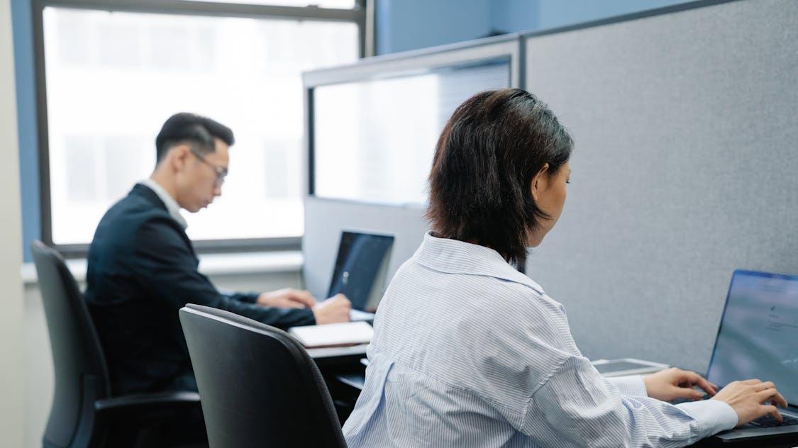 放弃死磕PDF简历！AI 搜索时代，如何让大模型把你“推”给HR？