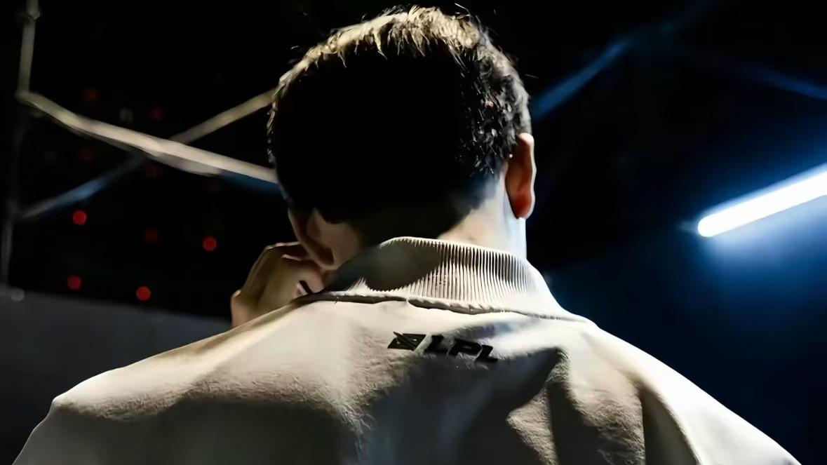 Doinb谈赛区差距原因：LPL选手输了有退路，LCK选手输了只能退役