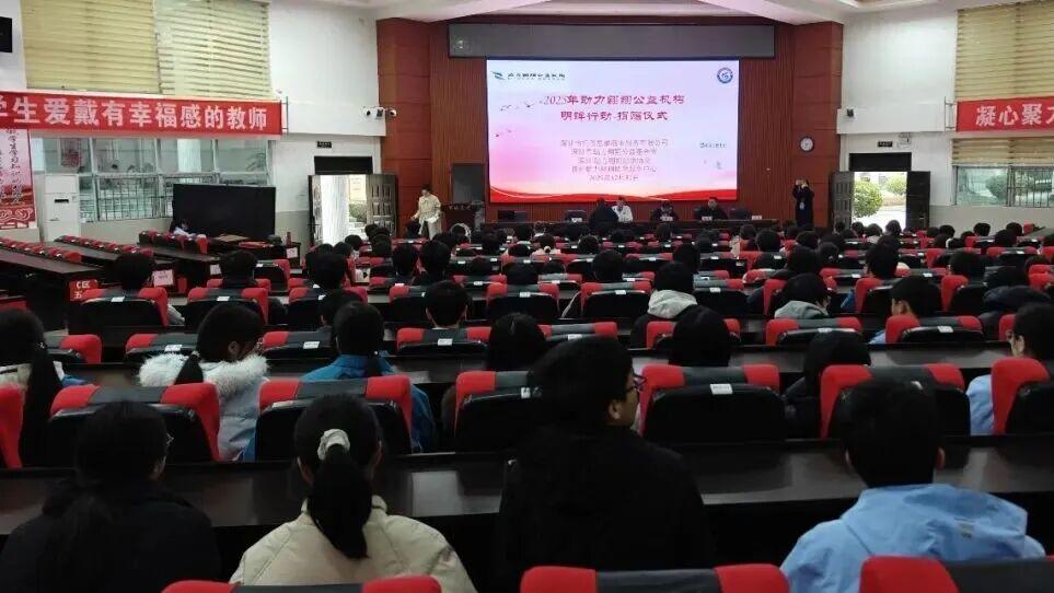 明眸行动暖校园，河池爱尔眼科医院用专业与爱心守护学子光明