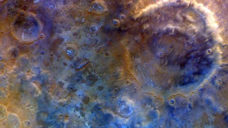 震撼！NASA飞船飞越火星，拍下“彩色坑洞”和南极冰原