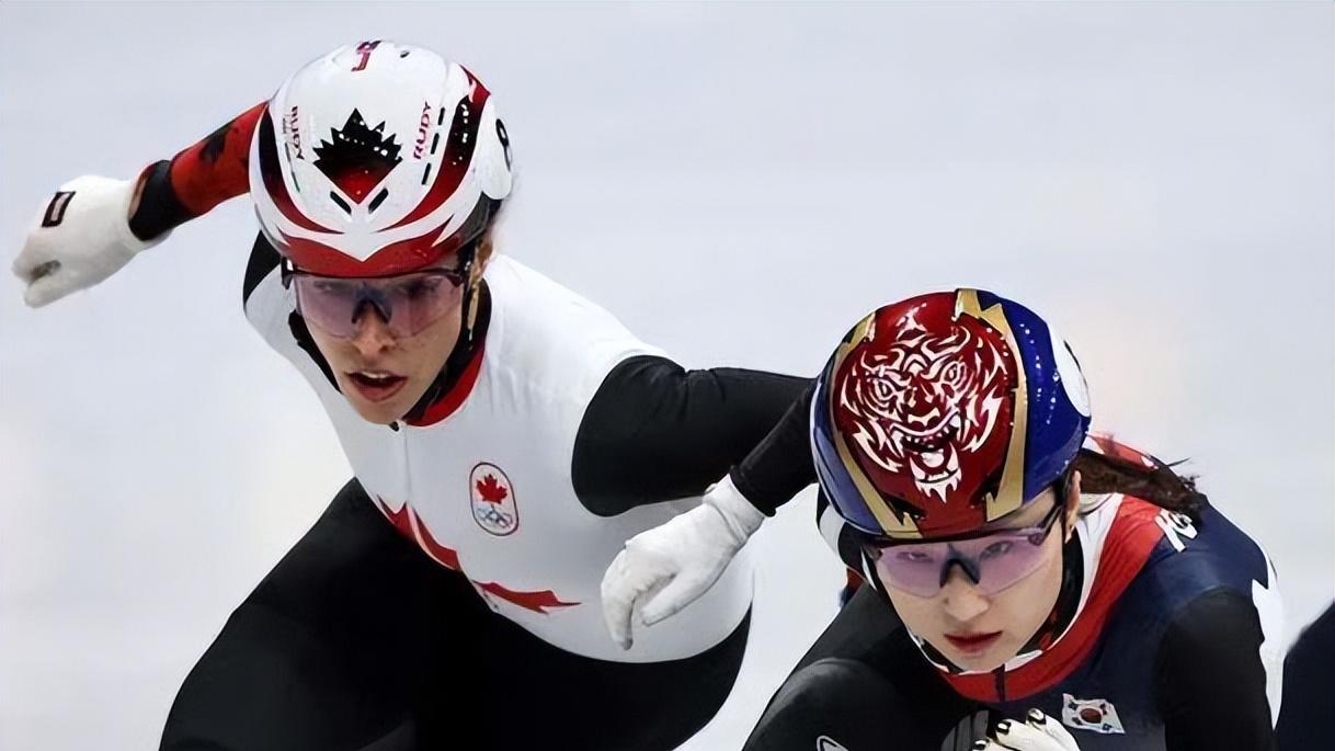 “我不再隐藏自己”！加拿大选手以两根手指捧起米兰冬奥铜牌引全网致敬