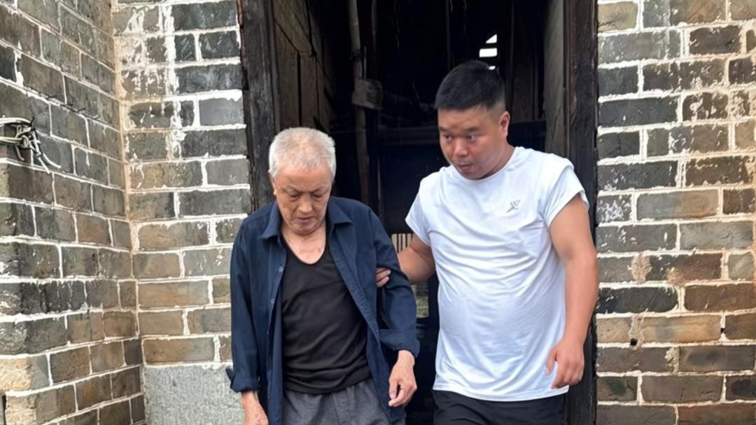 暴雨中的“移”靠，耒阳暖心转移独居老人，筑牢防汛“堤坝”