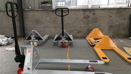 手动液压搬运车操作规范 六大标准流程规避故障与安全隐患