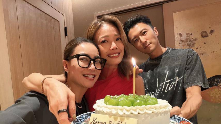 霍汶希晒照庆54岁生日：杨受成夫妇前来庆贺，谢霆锋容祖儿捧蛋糕合影