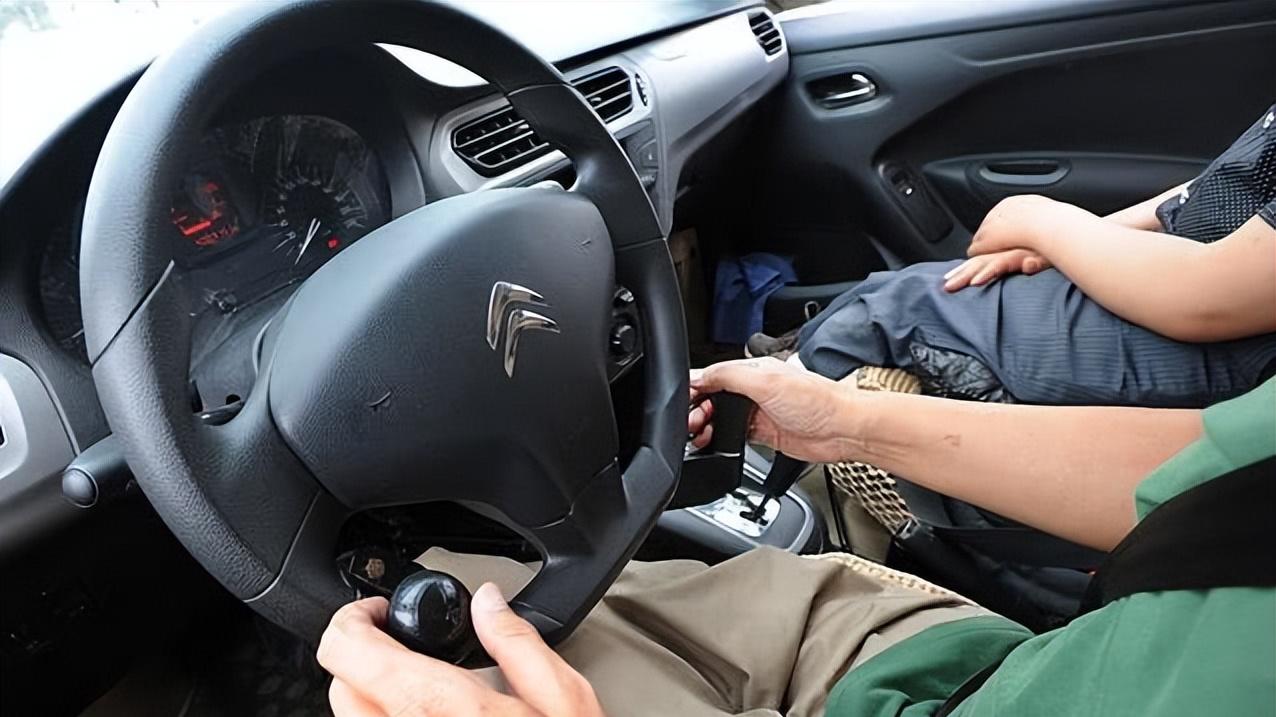 女同事连蹭一个月车，害我白等1小时，隔天我一句话让她摔门反目