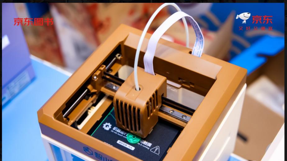 智小白3D亮相米吴科学漫画签售，助力孩子创意科学探索