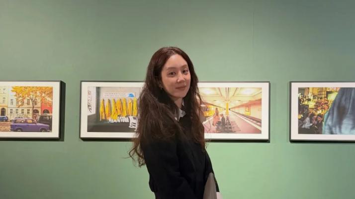 郑丽媛晒新照：与好友一起看展好开心，分享新穿搭很精致