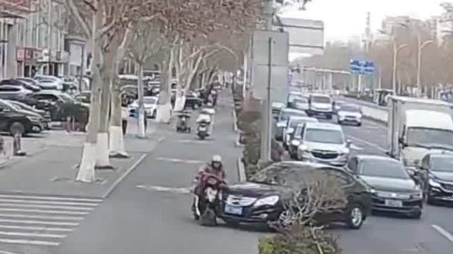 痛快！山东女子靠“转弯让直行”碰瓷30多次，终获刑！