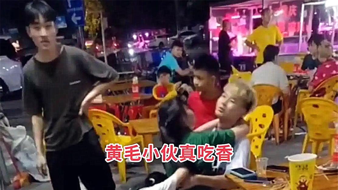 东莞夜市两女孩争抢一男孩，场面相当辣眼睛，网友：难道黄毛真的更招人喜欢？