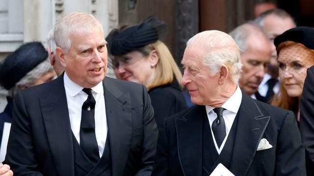 据报道，安德鲁王子被捕后，威廉王子坦言自己并非 “心绪平静”！