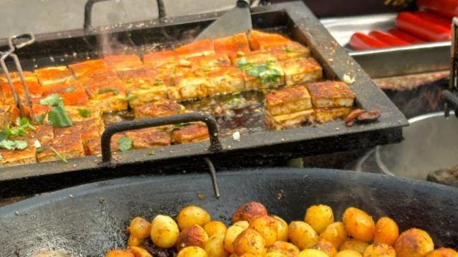 恩施炕土豆高山的洋芋在油锅里滚出金黄锅巴