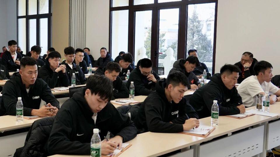 郭振明提要求，徐杰做笔记赵睿没有出镜，胡明轩和赵继伟坐一起！