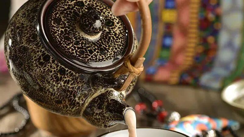 甘南非遗体验：《在拉卜楞寺旁学做酥油茶，藏民手把手教学的治愈时刻》