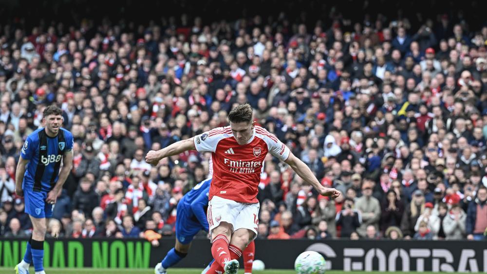 笑死个人！指望蓝军送大礼，自己却先翻了船，枪手的英超冠军悬了