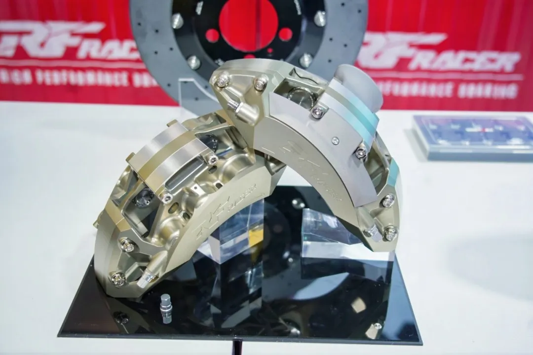 2.5吨电车刹不住？GT Show直击：十活塞卡钳如何驯服“千匹猛兽”