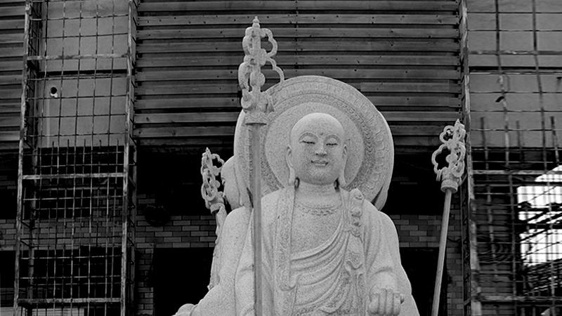 定制地藏菩萨石雕：为什么优先选深色石材？