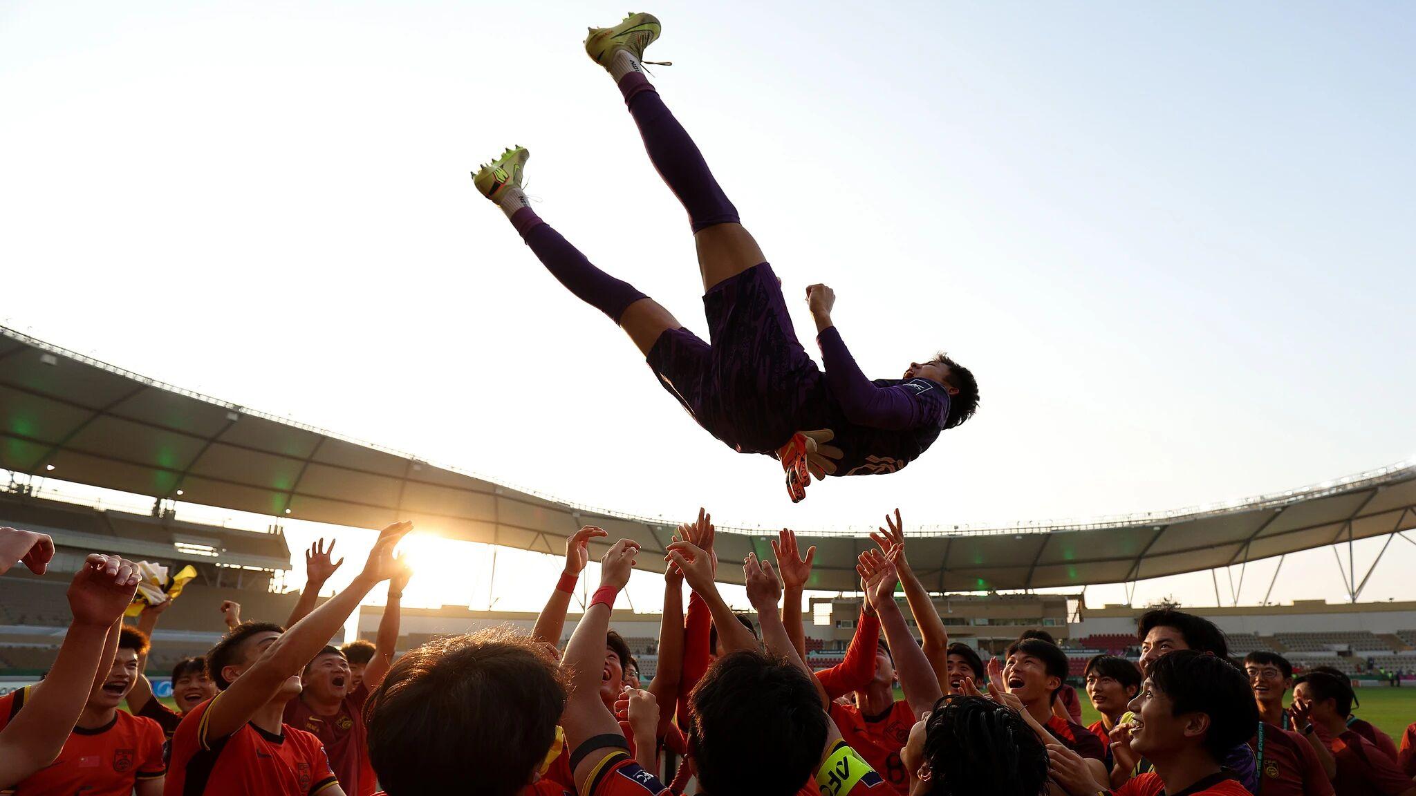 泪目！李昊超神扑救，U23国足点球4-2淘汰乌兹别克，创造历史！
