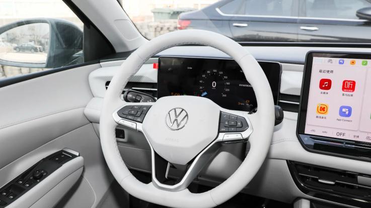 性格迥异，轩逸、朗逸双车驾驶体验对比，谁更懂年轻家庭？