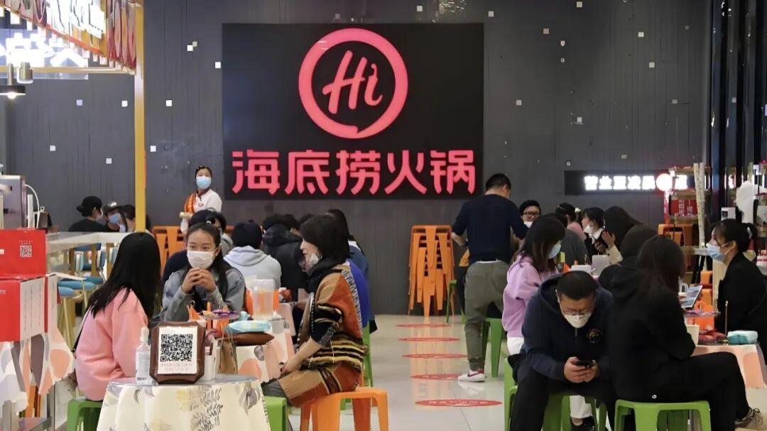海底捞净利润大跌14%，这届打工人很难再为“极致服务”买单