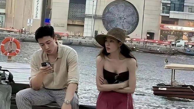 男子和美艳妻子旅游，全程毫无沟通，连休息也坐的很远