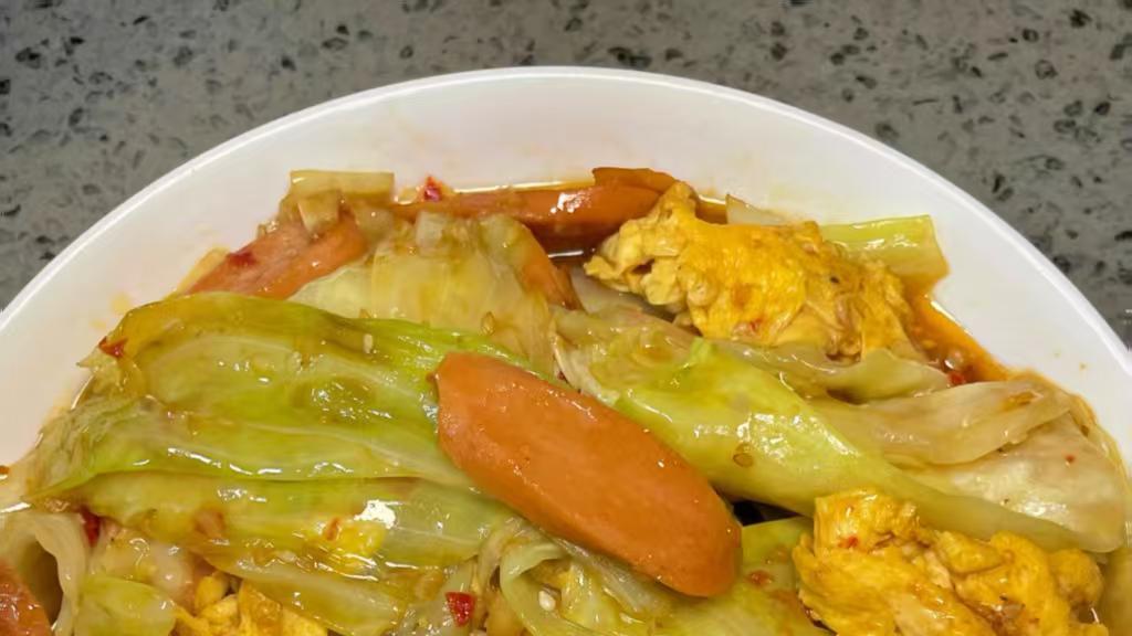 包菜鸡蛋火腿肠：低脂鲜脆，一盘吃出满满幸福感，比肉还抢手，十分钟搞定，连挑食的孩子都抢着夹