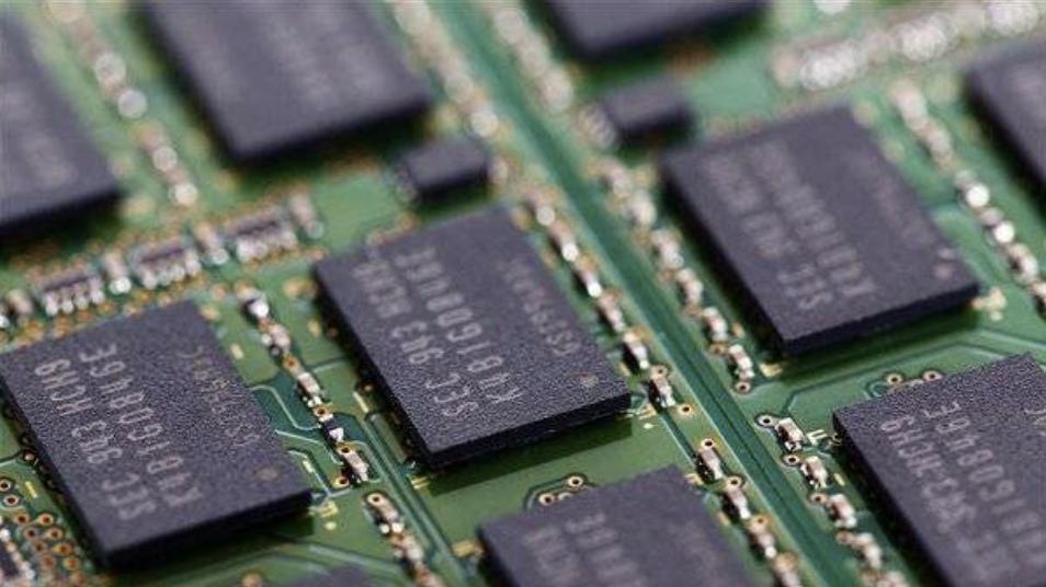 存储厂商股价暴涨：Sandisk涨27.6%、西部数据涨16.8%、美光涨10%