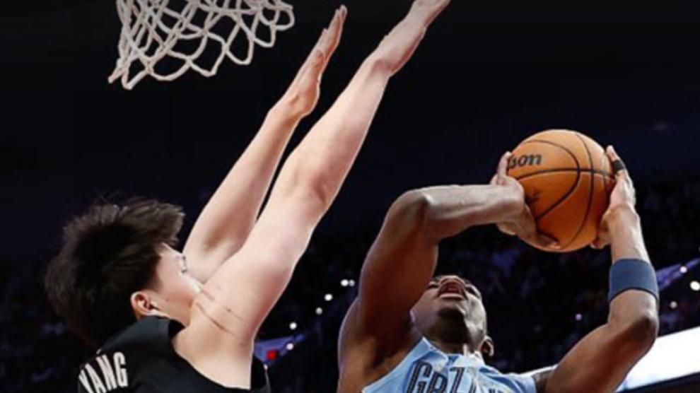 3分钟3犯！杨瀚森陷入死循环：是实力差距还是裁判双标？