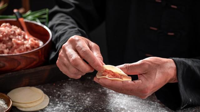 包饺子时，大厨教你“2放2不放”，饺子鲜香没怪味，别不当回事
