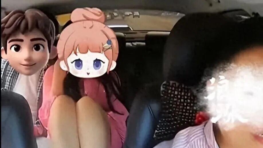 女乘客光脚踩网约车扶手箱，司机委婉反被怼：“我这脚刚刚洗了”