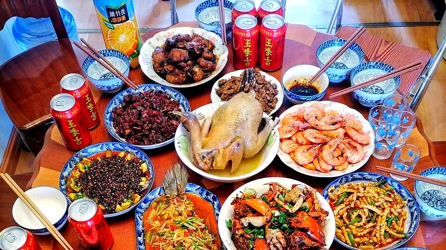 年夜饭“大PK”，家长VS年轻人，一个要啥有啥，一个妈见妈打！