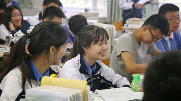 青少年不可学成年人相亲谈恋爱，要教育防止他们早恋